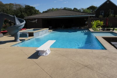 Backyard-swimming-pool-with-diving-board-in-Saint-Louis
