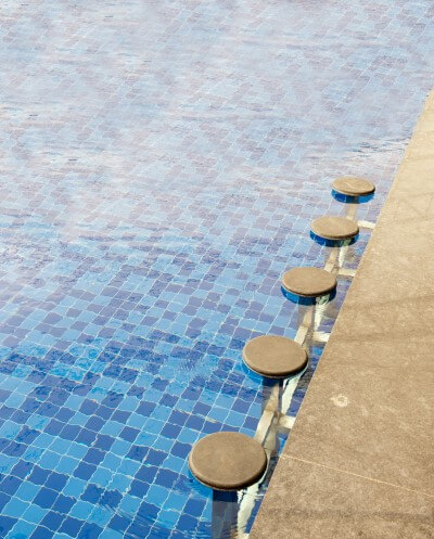 Custom-swimming-pool-bar-with-stool